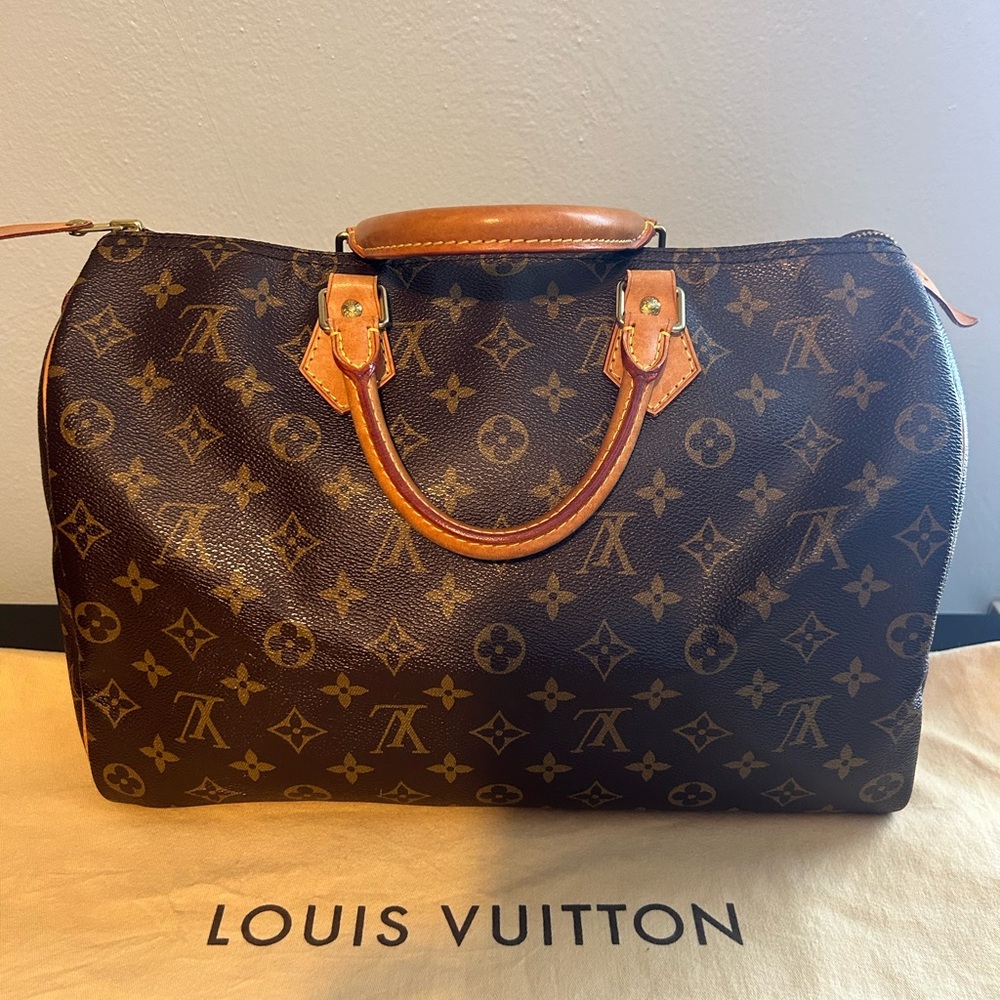 Louis Vuitton Authentic Speedy 35 

13.8 x 9.1 x 7.1 inches